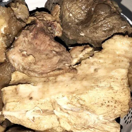 Potong besar daging sapi, rebus dengan daun salam dan lengkuas, sekitar 30 menit. Diamkan dalam panci tertutup hingga terasa hangat (sesuai selera). Tiriskan.