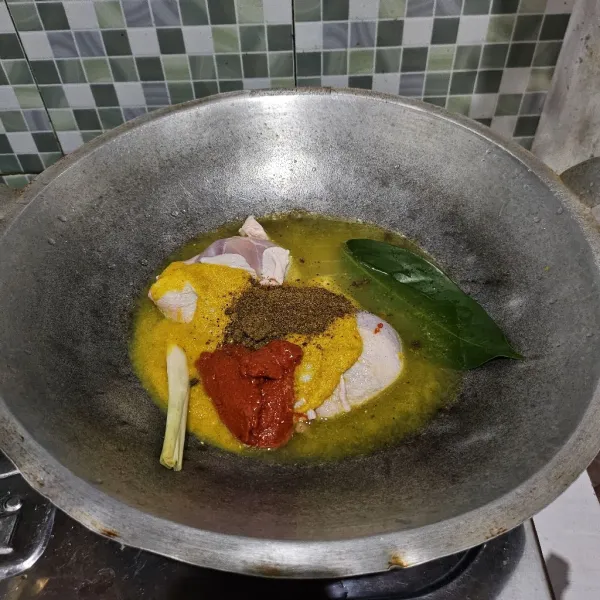 Masukkan ayam, bumbu halus, cabe giling, rempah-rempah serta air ke dalam wajan. Aduk rata kemudian nyalakan api.