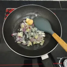 Panaskan minyak sayur. Tumis bawang merah, bawang putih dan jahe hingga harum.