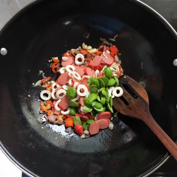 Kemudian masukkan sosis, petai dan chikuwa.