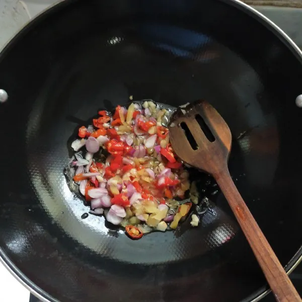 Panaskan minyak, kemudian tumis bawang merah, bawang putih dan cabai hingga harum dan layu.