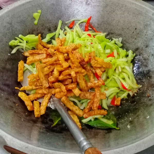 Masukkan tempe yang sudah digoreng tadi, aduk rata. Angkat dan sajikan.