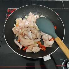 Lalu masukkan fillet dada ayam, tumis hingga ayam berubah warna.