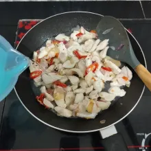 Memudian masukkan air, kaldu bubuk, lada bubuk dan garam. Masak hingga mendidih.