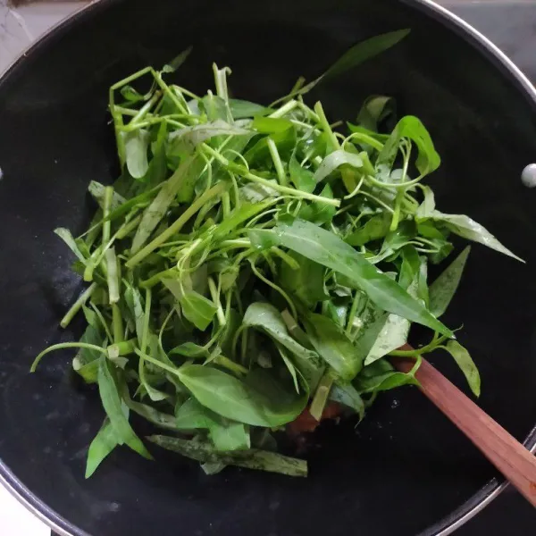 Masukkan kangkung.