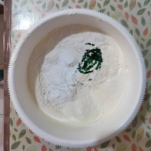 Lalu tambahkan tepung terigu, baking powder, susu bubuk dan pasta. Mixer kembali asal rata saja hingga tercampur rata.