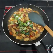 Terakhir masukkan daun bawang. Aduk rata.
