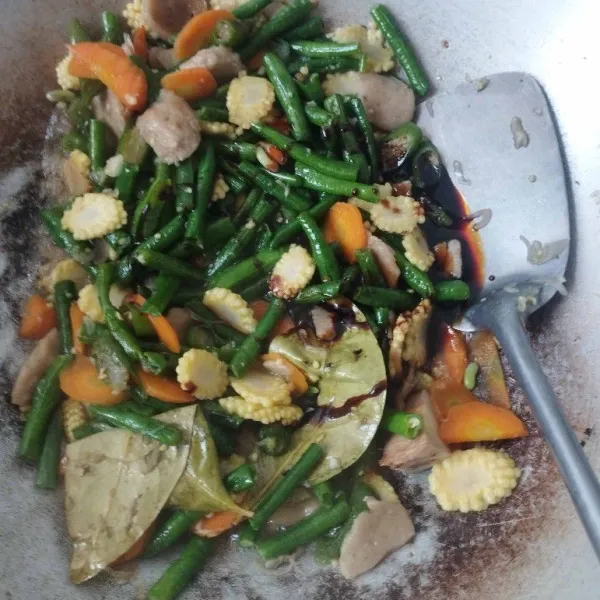 Beri garam, gula, saos tiram dan kecap manis. Masak hingga bumbu meresap dan air menyusut. Test rasa.
