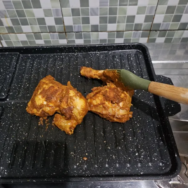 Oles dengan sisa bahan ungkepan. (Sisa bahan ungkepan jangan di buang bisa untuk saos cocolan) panggang hingga set.