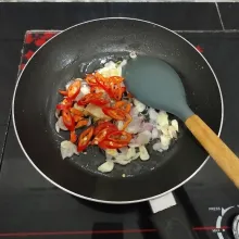 Masukkan cabai merah besar dan cabai rawit. Tumis hingga layu.