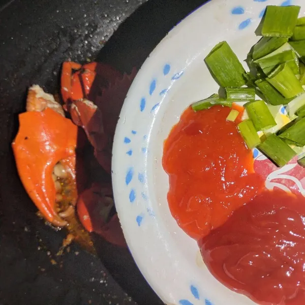 Kemudian tambahkan air secukupnya masukkan saos tomat dan saus cabai dan daun bawang lalu masukkan garam gula pasir penyebab rasa dan merica bubuk aduk sampai rata masak hingga matang dan siap di sajikan