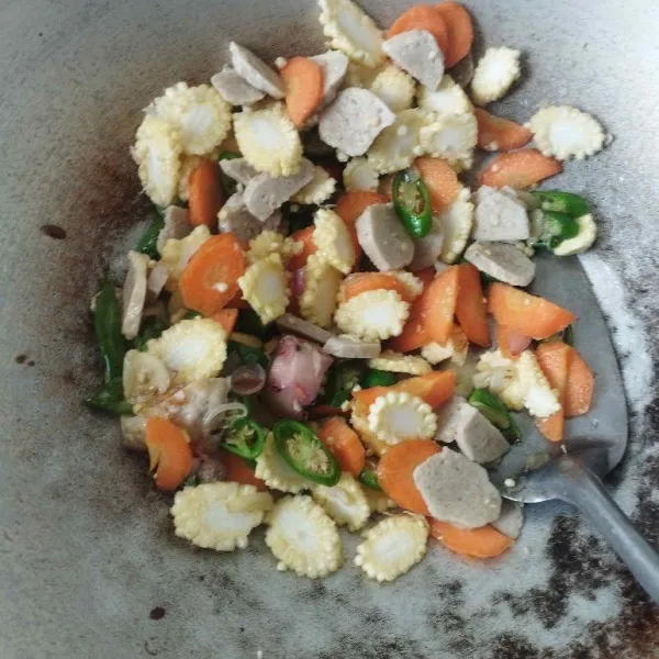 Masukkan wortel, baby corn dan bakso. Aduk rata.