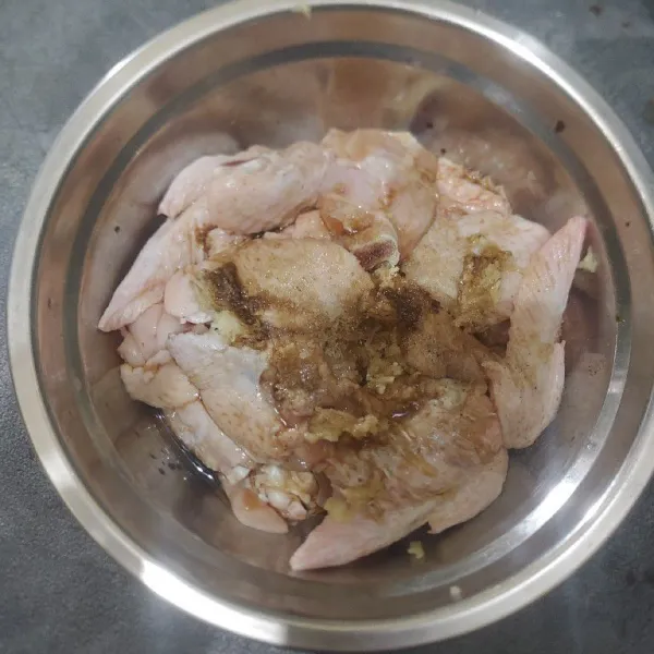 Bumbui dengan bawang putih parut, soy sauce, kecap asin, saos tiram, garam, dan gula. Aduk sampai tercampur rata. lalu marinasi selama 30 menit.