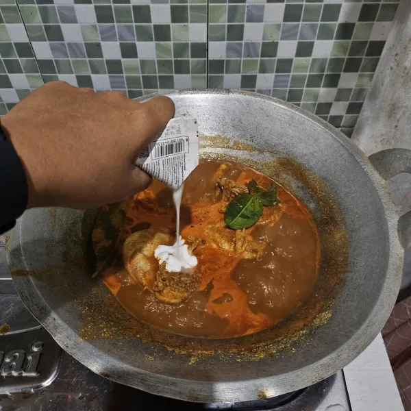 Setelah itu masukkan santan.