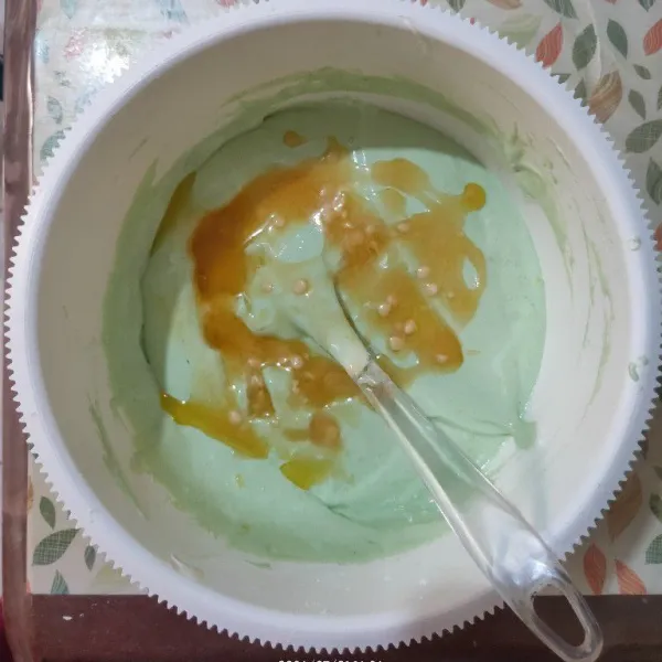 Tambahkan bahan A dan choco chips putih, aduk menggunakan spatula hingga tercampur rata.