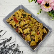 Pindahkan tumis ayam ke dalam piring dan sajikan.