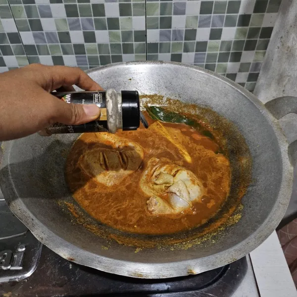 Bumbui dengan garam, merica, serta kaldu bubuk. Masak hingga ayam setengah empuk.