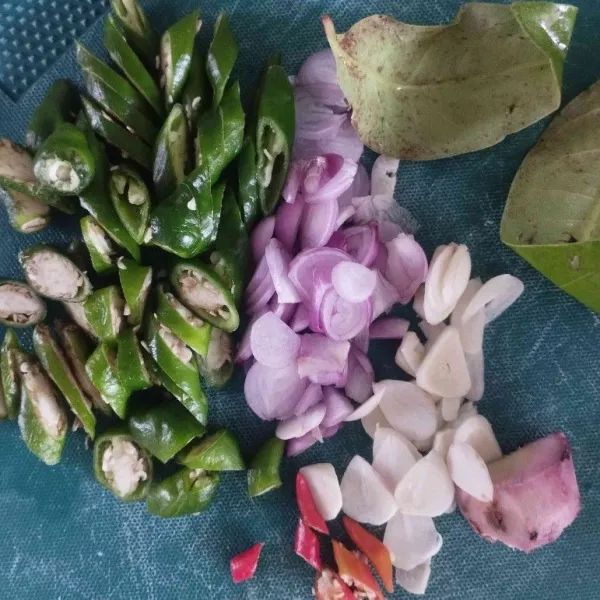 Rajang bawang merah, bawang putih, cabe hijau juga cabe rawit.