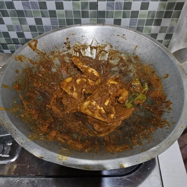 Masak hingga air asat dan bumbu meresap.