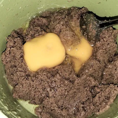 Campur bumbu coto dengan telur, aduk rata. Sisihkan