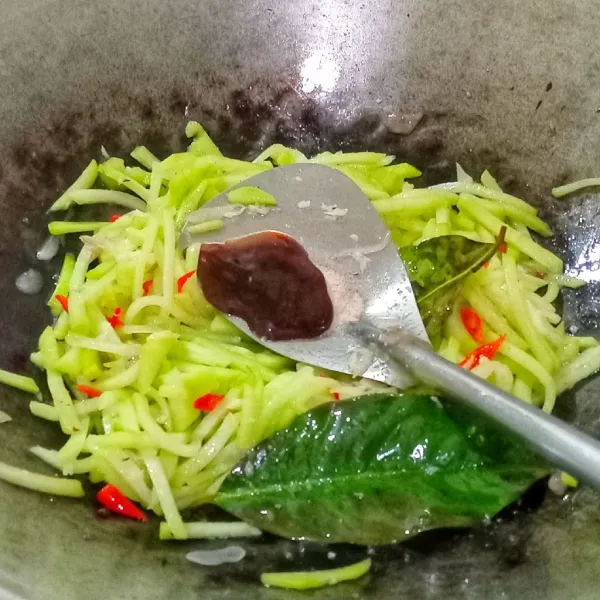 Bumbui dengan saos tiram, garam, gula pasir dan lada bubuk, aduk rata.