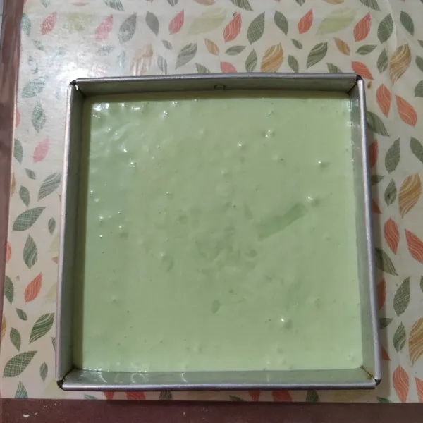 Tuang adonan ke dalam loyang yang sudah di oles tipis margarin dan dialas kertas roti.