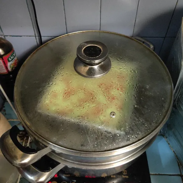 Panaskan panci pengukus. Kukus adonan selama 25-30 menit atau sampai matang.