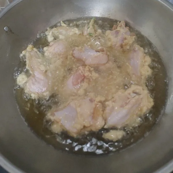 Panaskan minyak, goreng ayam sampai matang keemasan.