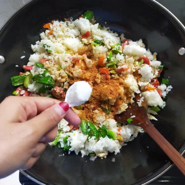 Beri garam, kaldu jamur, cabai bubuk, saus tiram dan sedikit kecap manis.