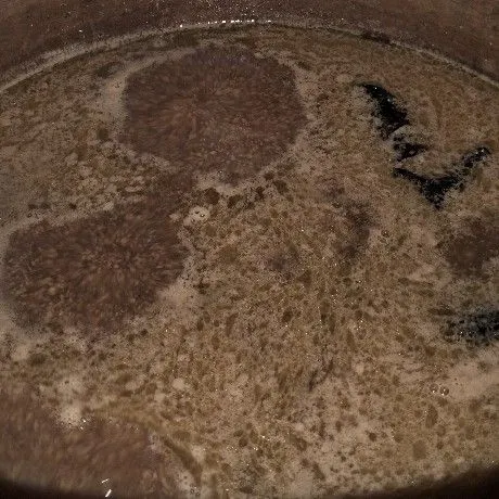 Tambahkan kecap, garam, penyedap, gula merah. Aduk rata, koreksi rasa.