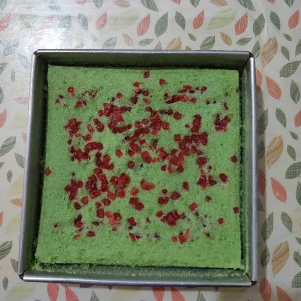 Setelah matang, angkat dan biarkan dingin suhu ruang. Keluarkan dari loyang, siap disajikan.