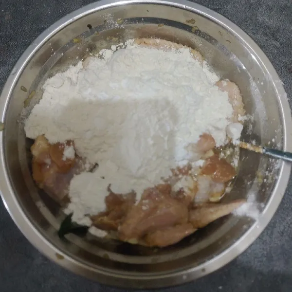 Terakhir masukan tepung terigu, tepung maizena, dan baking powder yang sudah dicampur jadi satu. Aduk sampai merata.