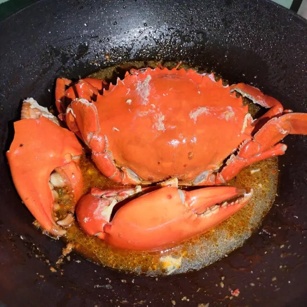 Kemudian setelah harum masukkan kepiting yang sudah di rebus aduk sampai rata