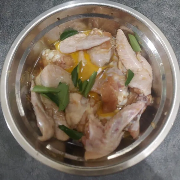 Kemudian masukan 1 butir telur dan daun kari. Aduk sampai rata.