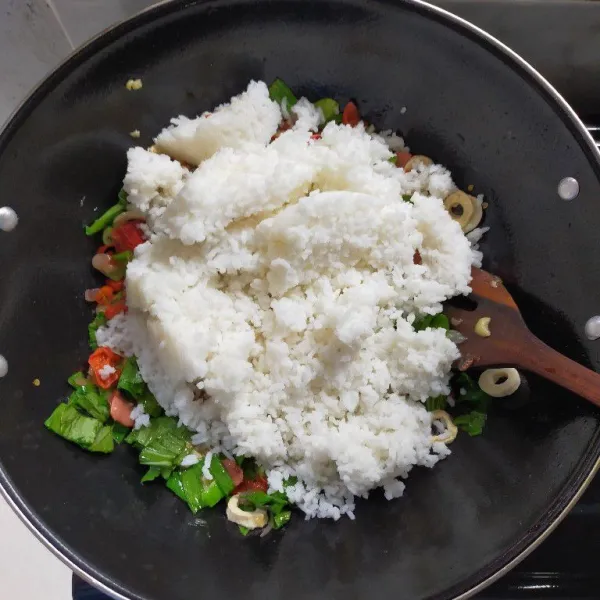 Masukkan nasi putih.