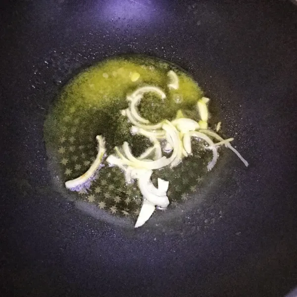 Tumis bawang bombay hingga harum