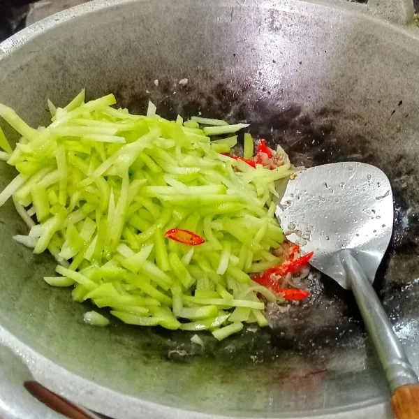 Masukkan labu siam yang dipotong korek api.