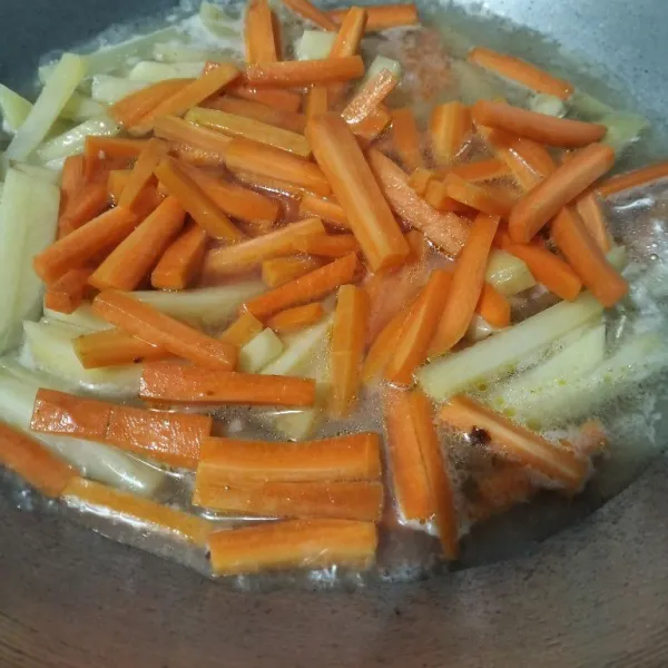 Masukkan juga wortel. Biarkan mendidih.