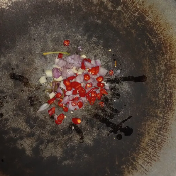 Panaskan wajan, tumis bawang merah, bawang putih dan cabai keriting hingga wangi.