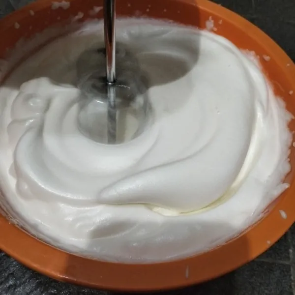 Dengan mixer, kocok bahan maringue hingga soft peak.
