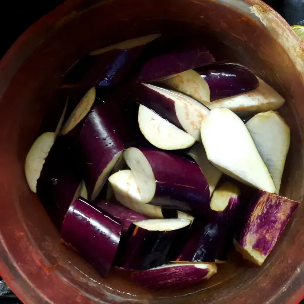 Potong terong terlebih dahulu,lalu cuci hingga bersih.