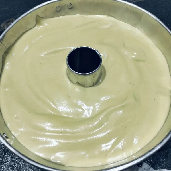 Masukkan ke dalam loyang chiffon. Lalu panggang hingga matang.