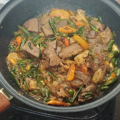 Masak sampai bumbu meresap dan air menyusut