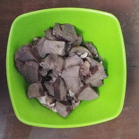 Ati sapi direbus sampai empuk lalu dipotong tipis