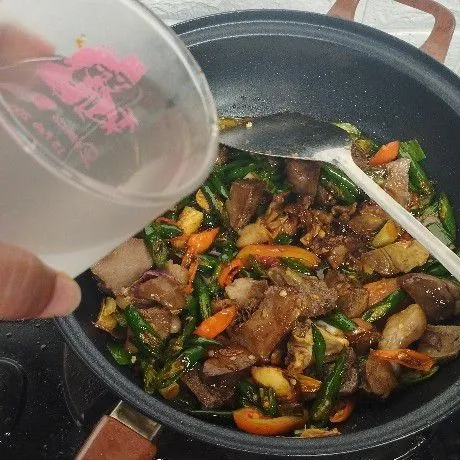 Tambahkan sedikit air agar masakan tidak mudah gosong sebelum matang