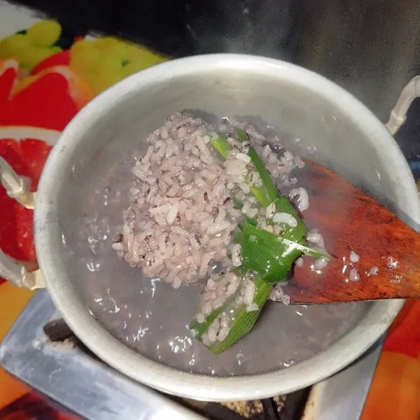 Rebus dengan daun pandan hingga ketan empuk. Sesekali di aduk.