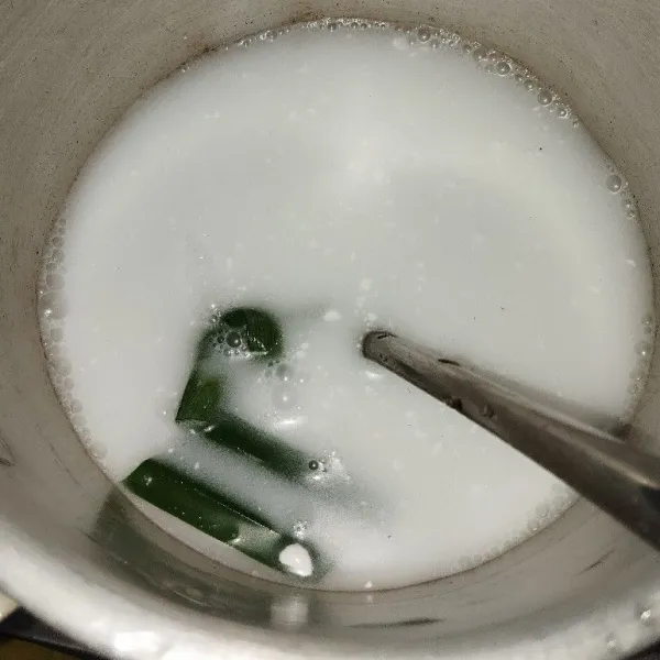 Lanjut membuat kuah rebus santan dengan daun pandan dan garam. Aduk-aduk sampai mendidih agar santan tidak pecah. Sajikan bubur ketan hitam dengan disiram kuah santan.