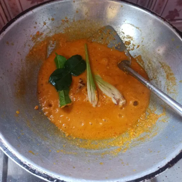 Tumis bumbu halus, daun jeruk, lengkuas,dan serai sampai harum dan matang.