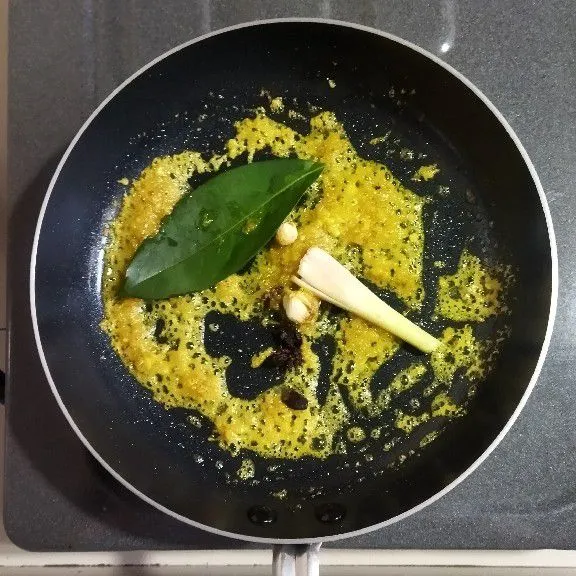 Tumis bumbu halus sampai harum. Tambahkan daun salam, serai, kapulaga, cengkeh dan bunga lawang. Tumis kembali hingga matang.