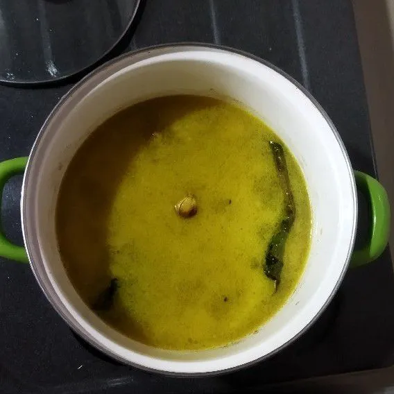 Masukkan tumisan bumbu kedalam kaldu rebusan daging, aduk rata dan masak hingga daging lembut dan bumbu soto meresap dalam daging.